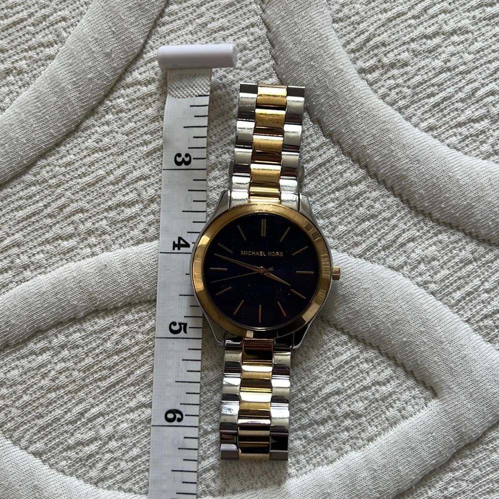 Two toned watch with navy blue face